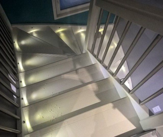 Lamput valaisevat portaita