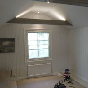 Remontoidun huoneen kattoon asennetut lamput